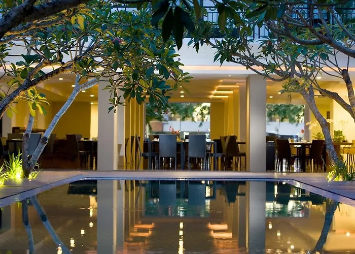 Hotel Santika 3*