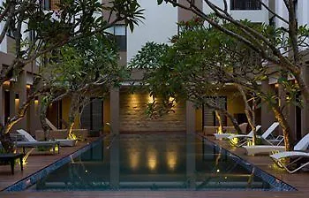 Hotel Santika 3*